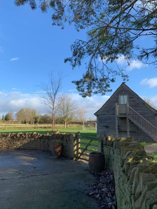 Annexe Near Malmesbury / Tetbury Apartment Hankerton Bagian luar foto