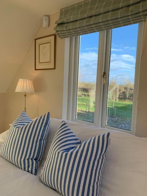 Annexe Near Malmesbury / Tetbury Apartment Hankerton Bagian luar foto
